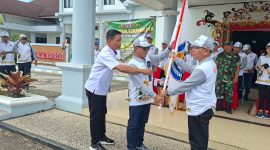 Bupati Heriyus menyerahakn bendera kontingen FBIM 2026 Mura  saat melepas keberangkatan peserta di halaman Kantor Bupati Mura, Rabu (13/5/2026). (Foto : 1tulah.com)