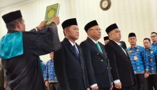 Foto H. Gogo Purman Jaya dipercaya menjadi Direktur Utama Perusda Batara Membangun, bersama Muhammad Idrus dan Rusiani