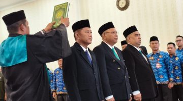Foto H. Gogo Purman Jaya dipercaya menjadi Direktur Utama Perusda Batara Membangun, bersama Muhammad Idrus dan Rusiani