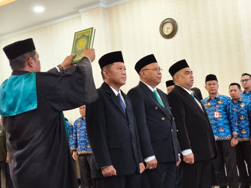 Foto H. Gogo Purman Jaya dipercaya menjadi Direktur Utama Perusda Batara Membangun, bersama Muhammad Idrus dan Rusiani
