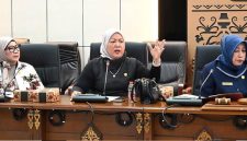 Foto Ketua DPRD Barito Utara, Ir. Hj. Mery Rukaini, M.IP, yang didampingi Wakil Ketua II DPRD, Hj. Henny Rosgiaty Rusli, S.P., M.M