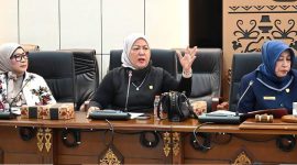 Foto Ketua DPRD Barito Utara, Ir. Hj. Mery Rukaini, M.IP, yang didampingi Wakil Ketua II DPRD, Hj. Henny Rosgiaty Rusli, S.P., M.M