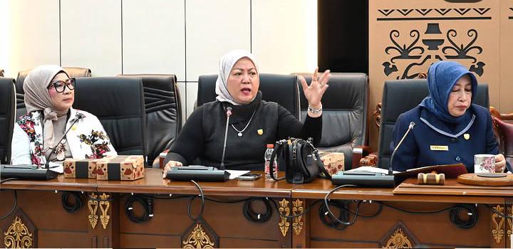 Foto Ketua DPRD Barito Utara, Ir. Hj. Mery Rukaini, M.IP, yang didampingi Wakil Ketua II DPRD, Hj. Henny Rosgiaty Rusli, S.P., M.M