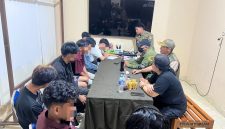 Foto sembilan orang dan Satpol PP di Kantor Satpol PP