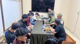 Foto sembilan orang dan Satpol PP di Kantor Satpol PP