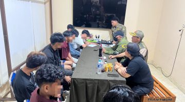 Foto sembilan orang dan Satpol PP di Kantor Satpol PP