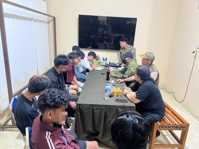 Foto sembilan orang dan Satpol PP di Kantor Satpol PP