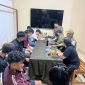 Foto sembilan orang dan Satpol PP di Kantor Satpol PP