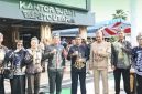 Foto  Ketua Komisi III DPRD Kabupaten Barito Utara, H. Tajeri bersama H. Nurul Anwar menghadiri upacara peringatan Hari Jadi ke-69 Provinsi Kalimantan Tengah