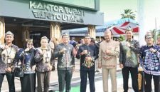 Foto  Ketua Komisi III DPRD Kabupaten Barito Utara, H. Tajeri bersama H. Nurul Anwar menghadiri upacara peringatan Hari Jadi ke-69 Provinsi Kalimantan Tengah