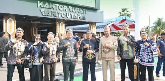 Foto  Ketua Komisi III DPRD Kabupaten Barito Utara, H. Tajeri bersama H. Nurul Anwar menghadiri upacara peringatan Hari Jadi ke-69 Provinsi Kalimantan Tengah