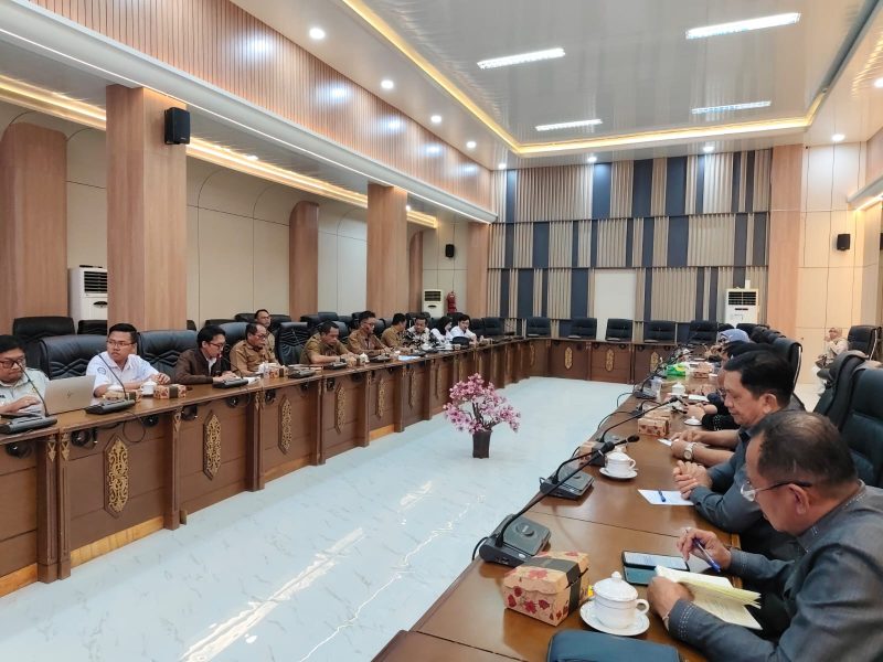 Foto rapat bersama direksi Perusahaan Daerah (Perusda)
