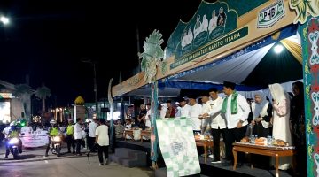 Foto Bupati Barito Utara H. Shalahuddin  Resmi Lepas Pawai Tanglong Malam Takbiran Iduladha 1447 Hijriah