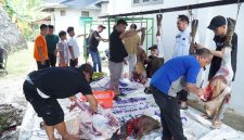 Karyawan BRI Muara Teweh saat berkurban dan membagikan kepada masyarakt sekitar, Rabu(27/05/2026).Foto humas BRI