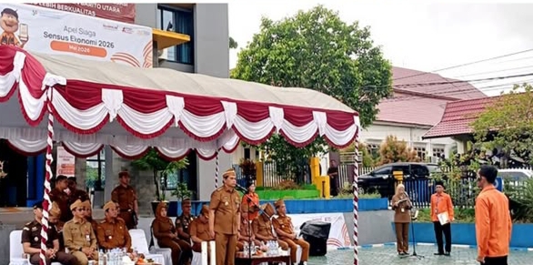 Foto Bupati Barito Utara, H. Shalahuddin ST MT, memimpin secara langsung Apel Siaga Sensus Ekonomi 2026 yang digelar di halaman kantor bupati setempat