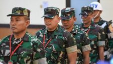 Terdakwa kasus penyiraman air keras kepada aktivis KontraS Andrie Yunus, Lettu Sami Lakka (kiri), Kapten Nandala Dwi Prasetya (kedua kiri), Lettu Budhi Hariyanto Cahyono (ketiga kiri), dan Serda Edi Sudarko (kedua kanan) tiba untuk menjalani sidang pembacaan dakwaan di Pengadilan Militer II-08, Jakarta, Rabu (29/4/2026). [ANTARA FOTO/Fauzan/tom] 