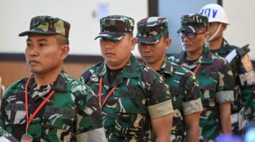 Terdakwa kasus penyiraman air keras kepada aktivis KontraS Andrie Yunus, Lettu Sami Lakka (kiri), Kapten Nandala Dwi Prasetya (kedua kiri), Lettu Budhi Hariyanto Cahyono (ketiga kiri), dan Serda Edi Sudarko (kedua kanan) tiba untuk menjalani sidang pembacaan dakwaan di Pengadilan Militer II-08, Jakarta, Rabu (29/4/2026). [ANTARA FOTO/Fauzan/tom] 