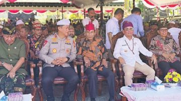 Ketua DPRD Kalteng Arton S Dohong bersama Kapolda Kalteng Irjen Pol Iwan Kurniawan dan Gubernur Kalteng Agustiar Sabran saat menghadiri Dharma Shanti Nyepi Tahun Baru Saka 1948, baru-baru ini. Foto:Istimewa