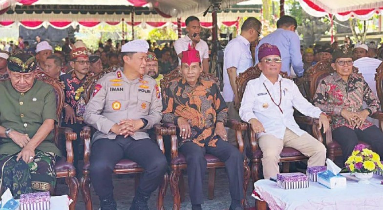 Ketua DPRD Kalteng Arton S Dohong bersama Kapolda Kalteng Irjen Pol Iwan Kurniawan dan Gubernur Kalteng Agustiar Sabran saat menghadiri Dharma Shanti Nyepi Tahun Baru Saka 1948, baru-baru ini. Foto:Istimewa