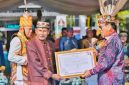 Ketua DPRD Kalimantan Tengah, Arton S. Dohong, secara resmi menerima penganugerahan gelar adat Dayak tertinggi dari Kerapatan Adat Dewan Adat Dayak (DAD) Kalimantan Tengah.Foto: Istimewa