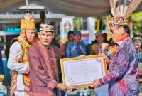 Ketua DPRD Kalimantan Tengah, Arton S. Dohong, secara resmi menerima penganugerahan gelar adat Dayak tertinggi dari Kerapatan Adat Dewan Adat Dayak (DAD) Kalimantan Tengah.Foto: Istimewa