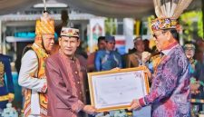 Ketua DPRD Kalimantan Tengah, Arton S. Dohong, secara resmi menerima penganugerahan gelar adat Dayak tertinggi dari Kerapatan Adat Dewan Adat Dayak (DAD) Kalimantan Tengah.Foto: Istimewa