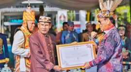 Ketua DPRD Kalimantan Tengah, Arton S. Dohong, secara resmi menerima penganugerahan gelar adat Dayak tertinggi dari Kerapatan Adat Dewan Adat Dayak (DAD) Kalimantan Tengah.Foto: Istimewa