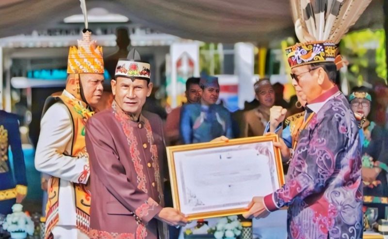 Ketua DPRD Kalimantan Tengah, Arton S. Dohong, secara resmi menerima penganugerahan gelar adat Dayak tertinggi dari Kerapatan Adat Dewan Adat Dayak (DAD) Kalimantan Tengah.Foto: Istimewa