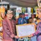 Ketua DPRD Kalimantan Tengah, Arton S. Dohong, secara resmi menerima penganugerahan gelar adat Dayak tertinggi dari Kerapatan Adat Dewan Adat Dayak (DAD) Kalimantan Tengah.Foto: Istimewa