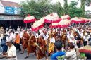 Kirab Waisak 2025 disambut meriah warga di sepanjang jalan Candi Mendut hingga Borobudur [Suara.com/ Angga Haksoro A] 