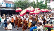 Kirab Waisak 2025 disambut meriah warga di sepanjang jalan Candi Mendut hingga Borobudur [Suara.com/ Angga Haksoro A] 