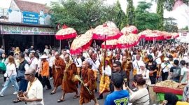 Kirab Waisak 2025 disambut meriah warga di sepanjang jalan Candi Mendut hingga Borobudur [Suara.com/ Angga Haksoro A] 