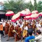 Kirab Waisak 2025 disambut meriah warga di sepanjang jalan Candi Mendut hingga Borobudur [Suara.com/ Angga Haksoro A] 