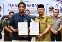Kepala Perum Bulog Cabang Buntok, Faris Jaya Permana (sebelah kiri) dan Bupati Barsel, Eddy Raya Samsuri (sebelah kanan) berfoto bersama usai penandatanganan MoU selesai, bertempat di Aula Kantor Bupati setempat. Selasa (19/5/2026). Foto. Alifansyah/1tulah.com