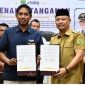 Kepala Perum Bulog Cabang Buntok, Faris Jaya Permana (sebelah kiri) dan Bupati Barsel, Eddy Raya Samsuri (sebelah kanan) berfoto bersama usai penandatanganan MoU selesai, bertempat di Aula Kantor Bupati setempat. Selasa (19/5/2026). Foto. Alifansyah/1tulah.com