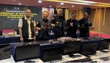 Direktorat Jenderal Imigrasi mengamankan 16 warga negara asing (WNA) di wilayah Sukabumi, Jawa Barat, atas dugaan rencana penipuan daring bermodus love scamming. [Suara.com/Dinda]
