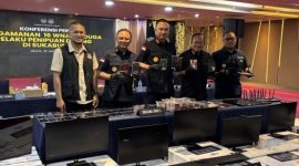 Direktorat Jenderal Imigrasi mengamankan 16 warga negara asing (WNA) di wilayah Sukabumi, Jawa Barat, atas dugaan rencana penipuan daring bermodus love scamming. [Suara.com/Dinda]
