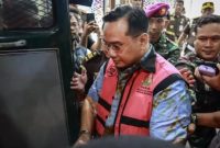  Mantan anggota Ombudsman Yeka Hendra Fatika digiring petugas menuju mobil tahanan usai menjalani pemeriksaan di Kejaksaan Agung (Kejagung), Jakarta, Senin (25/5/2026).(Suara.com)