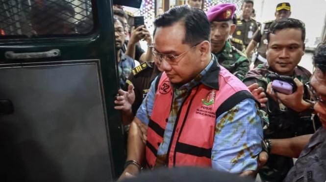 Mantan anggota Ombudsman Yeka Hendra Fatika digiring petugas menuju mobil tahanan usai menjalani pemeriksaan di Kejaksaan Agung (Kejagung), Jakarta, Senin (25/5/2026).(Suara.com)