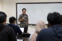 ilustrasi dosen mengajar di kelas (dibuat menggunakan AI) 