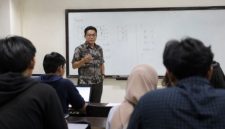 ilustrasi dosen mengajar di kelas (dibuat menggunakan AI) 