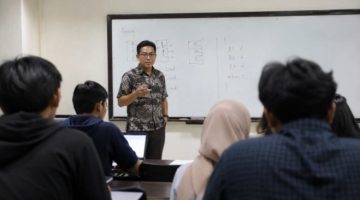 ilustrasi dosen mengajar di kelas (dibuat menggunakan AI) 