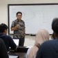 ilustrasi dosen mengajar di kelas (dibuat menggunakan AI) 