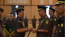 Kepala Kejaksaan Tinggi Kalimantan Tengah, Nurcahyo J.M., secara resmi melantik dan mengambil sumpah jabatan dua Kepala Kejaksaan Negeri (Kajari) baru pada Kamis (7/5/2026).Foto:Istimewa