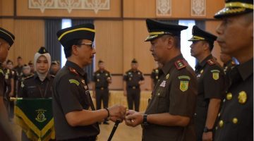 Kepala Kejaksaan Tinggi Kalimantan Tengah, Nurcahyo J.M., secara resmi melantik dan mengambil sumpah jabatan dua Kepala Kejaksaan Negeri (Kajari) baru pada Kamis (7/5/2026).Foto:Istimewa