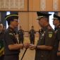 Kepala Kejaksaan Tinggi Kalimantan Tengah, Nurcahyo J.M., secara resmi melantik dan mengambil sumpah jabatan dua Kepala Kejaksaan Negeri (Kajari) baru pada Kamis (7/5/2026).Foto:Istimewa