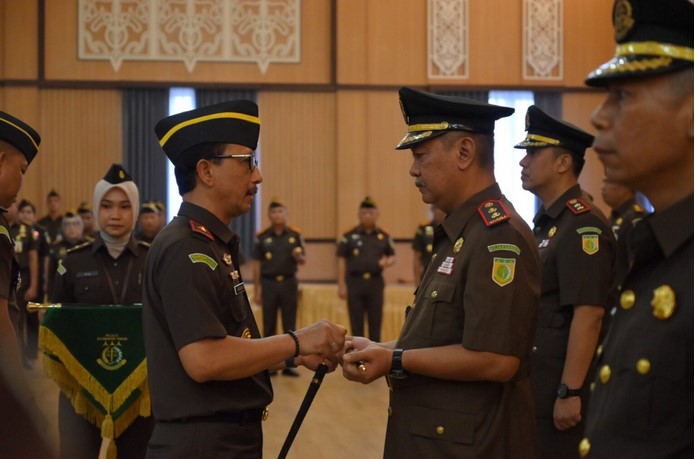 Kepala Kejaksaan Tinggi Kalimantan Tengah, Nurcahyo J.M., secara resmi melantik dan mengambil sumpah jabatan dua Kepala Kejaksaan Negeri (Kajari) baru pada Kamis (7/5/2026).Foto:Istimewa