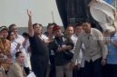 Prabowo Lepas Baju dan Lempar ke Buruh. (Suara.com/Bagaskara) 
