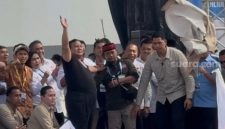 Prabowo Lepas Baju dan Lempar ke Buruh. (Suara.com/Bagaskara) 