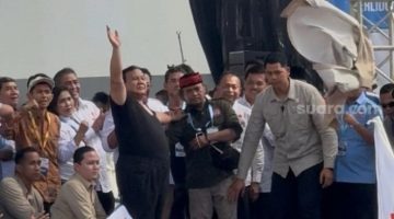 Prabowo Lepas Baju dan Lempar ke Buruh. (Suara.com/Bagaskara) 